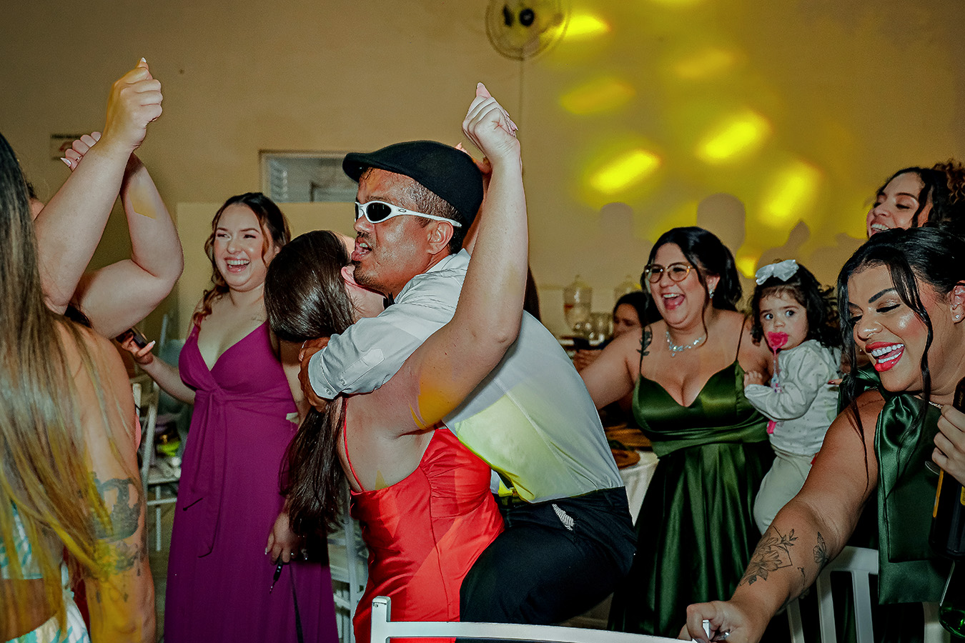 Casal durante festa de casamento
